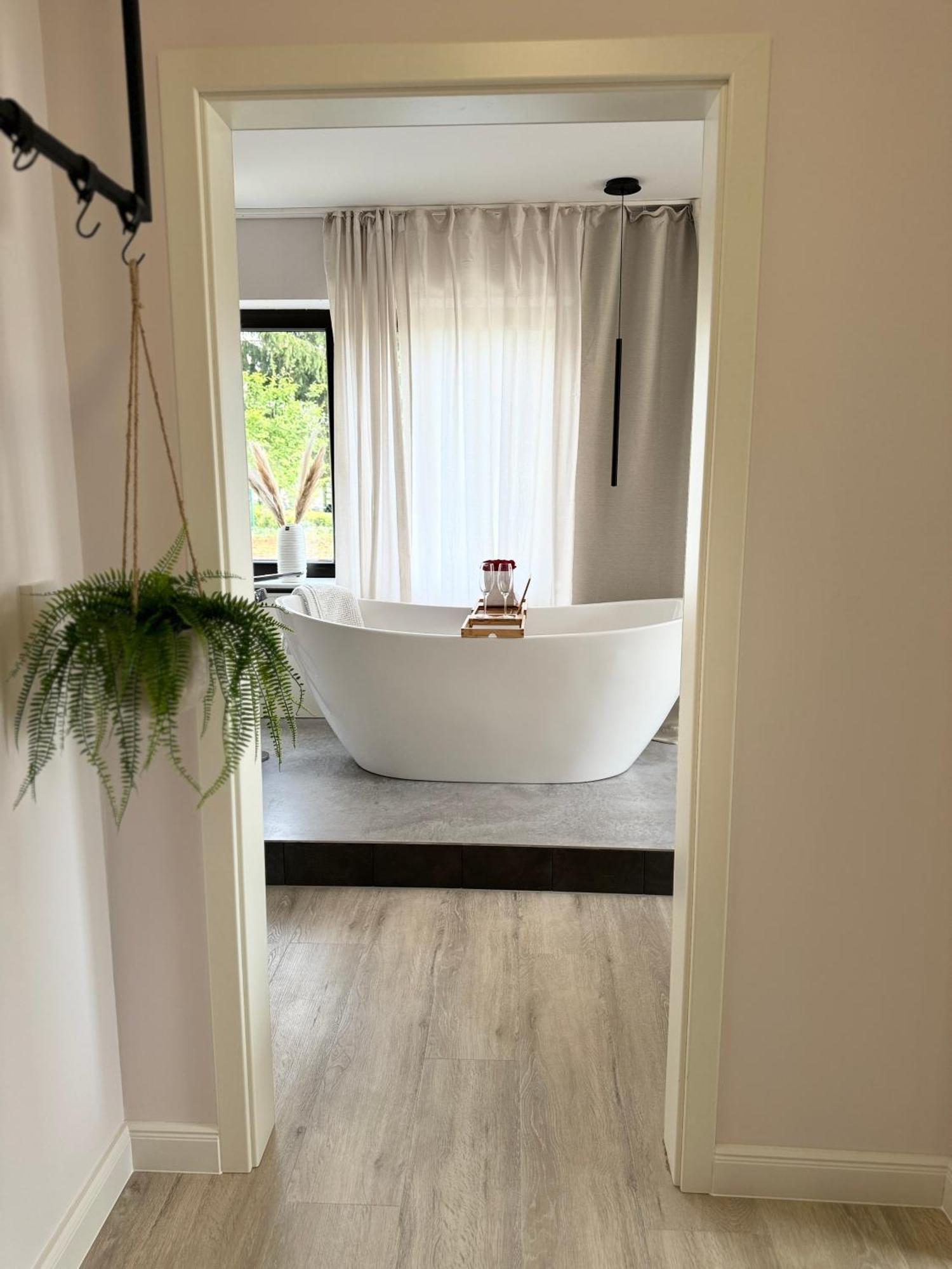 Апартаменти Leonardo Wuerzburg I Freistehende Badwanne Екстер'єр фото